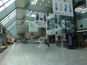 松山空港１階到着ロビーとチェックインカウンター