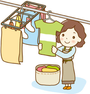 洗濯物を干す女性